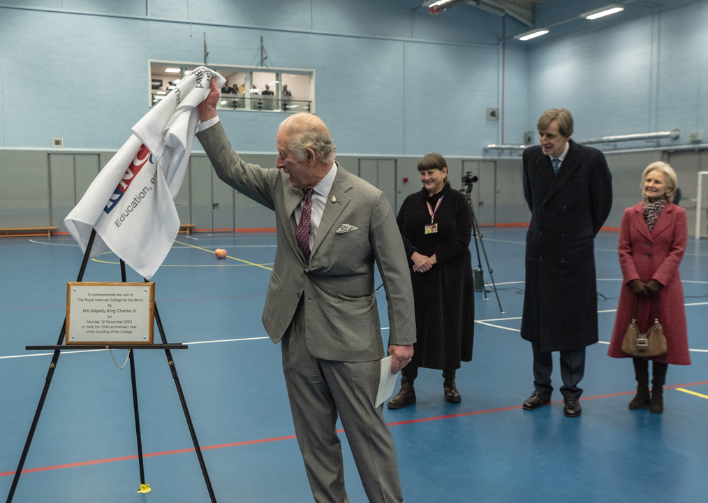 The King unveiling the plaque